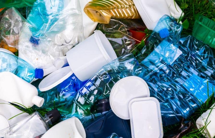 Emiratos Árabes prohíbe el consumo de productos plásticos de un solo uso a partir de 2024