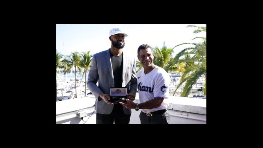 Sandy Alcántara, as de los Marlins, recibe las llaves de Miami