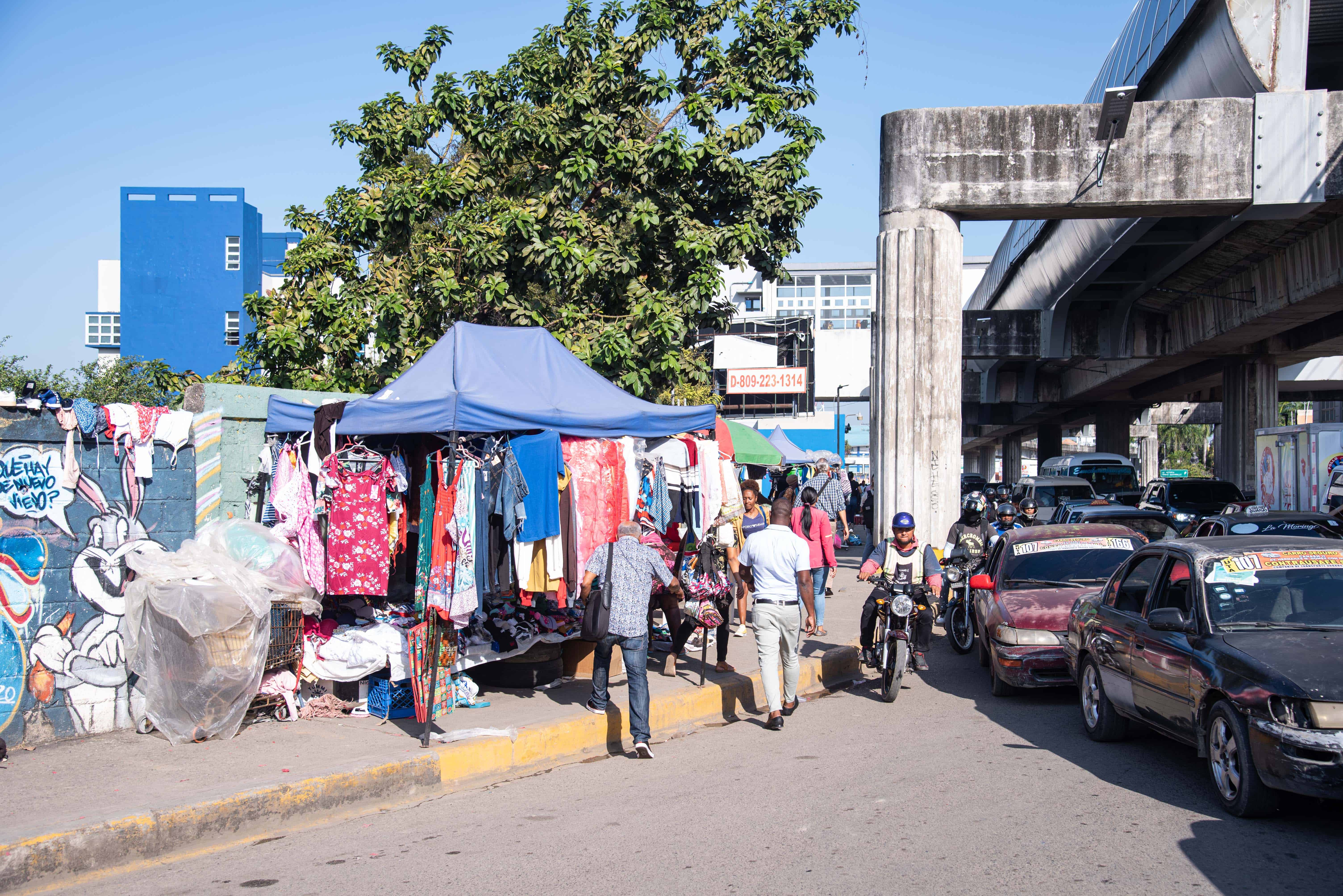 Lugares como este obligan a la gente a caminar por la calle