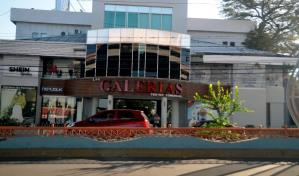 Desconocidos roban en varios locales de una plaza en Santiago
