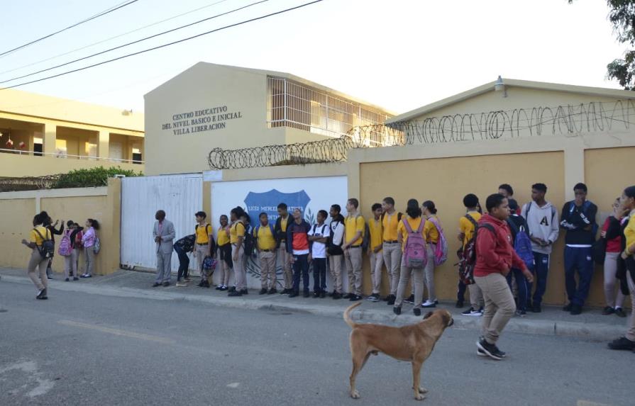 Padres impiden reinicio de docencia en protesta por grietas y filtraciones en escuela de Santiago
