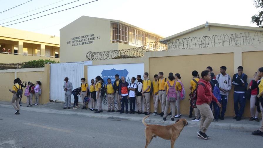 Padres impiden reinicio de docencia en protesta por grietas y filtraciones en escuela de Santiago Padres impiden reinicio de docencia en protesta por grietas y filtraciones en escuela de Santiago
