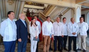 Gobierno y asociaciones acuerdan aumentar producción de huevos y abrir exportación a Haití