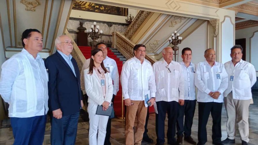 Gobierno y asociaciones acuerdan aumentar producción de huevos y abrir exportación a Haití