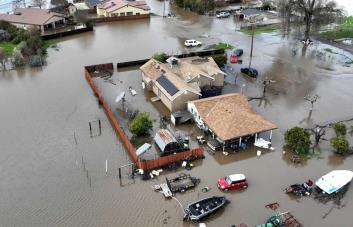 Lluvias torrenciales dejan al menos 16 muertos y múltiples daños en California