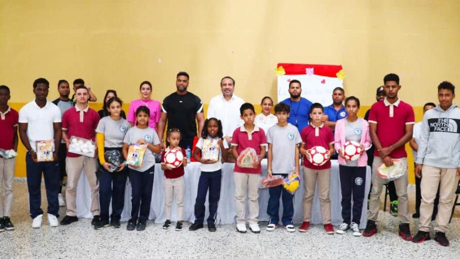 Inefi entrega utilería a dos planteles escolares e inspecciona instalaciones deportivas en La Vega