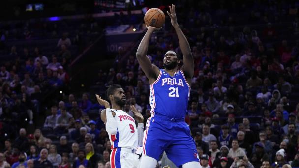 Embiid regresa encendido, 76ers aplastan a los Pistons