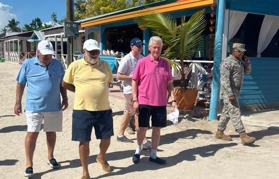 Expresidente de EEUU Bill Clinton visita la isla Saona