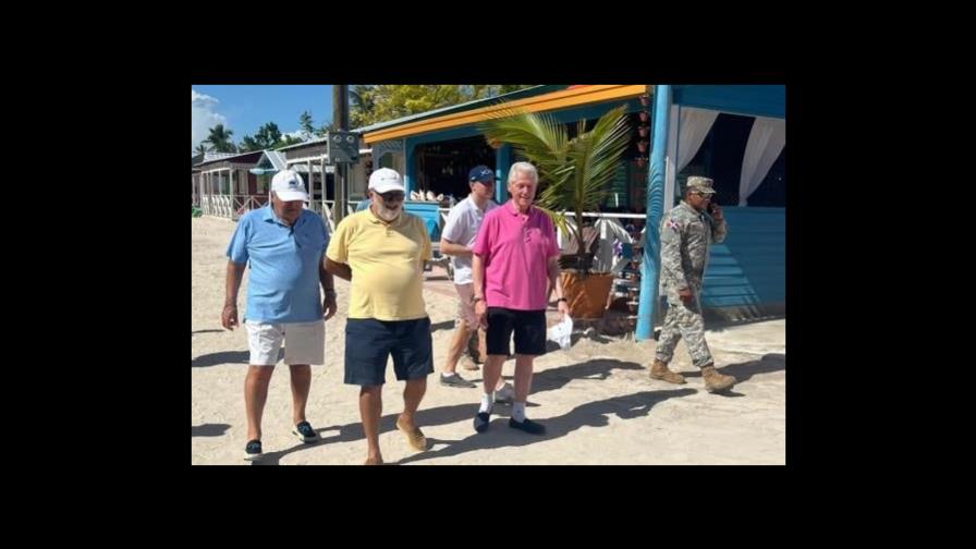 Expresidente de EEUU Bill Clinton visita la isla Saona