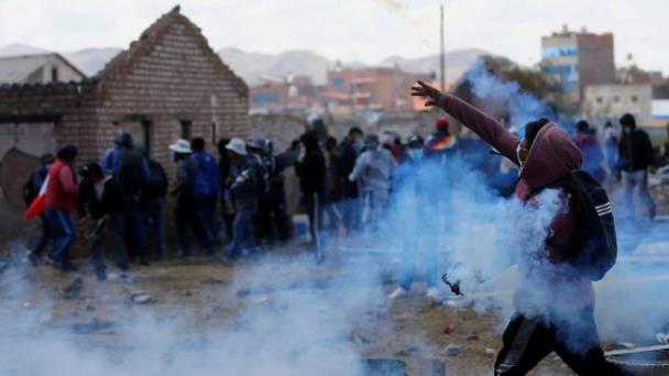 Muere policía tras ser quemado en protestas en Perú
