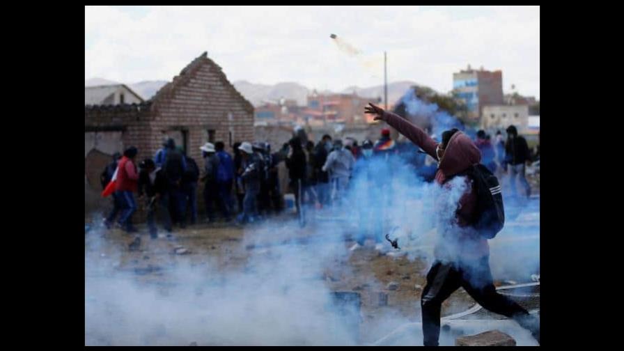 Muere policía tras ser quemado en protestas en Perú