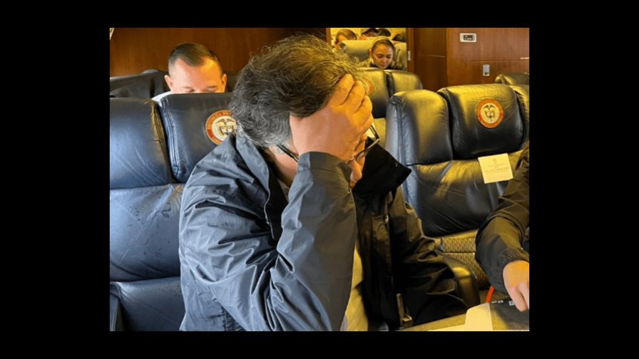 El avión de Petro fue impactado por un rayo sin comprometer su seguridad El avión de Petro fue impactado por un rayo sin comprometer su seguridad