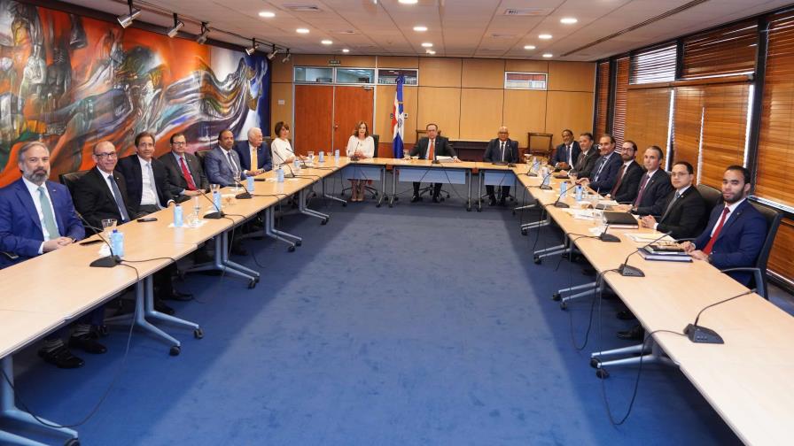 Valdez Albizu y bancos múltiples pasan revista al comportamiento del sector financiero