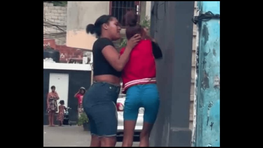 Todavía no arrestan mujer que fue grabada golpeando a una menor