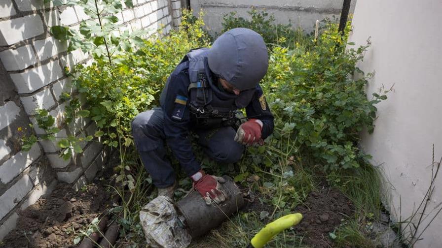 Artificieros ucranianos se enfrentan al reto de desminar un tercio del país