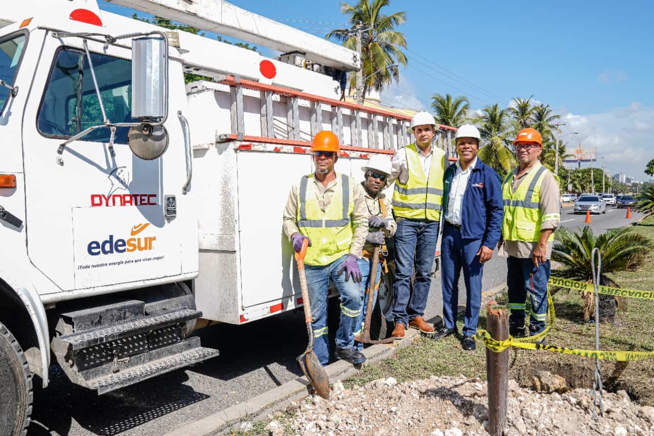 Trabajadores de Edesur colocando iluminación en malecón 