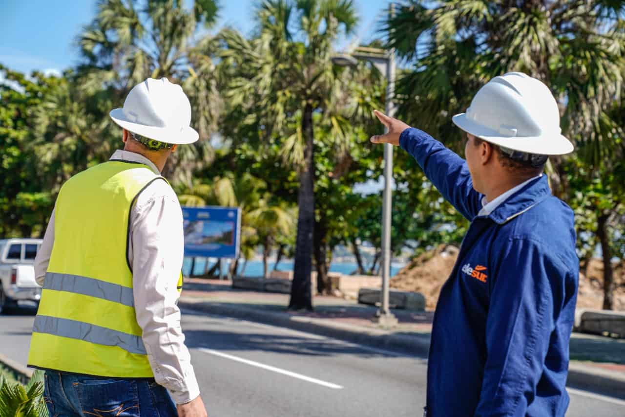 Trabajadores de Edesur colocando iluminación en malecón <br>