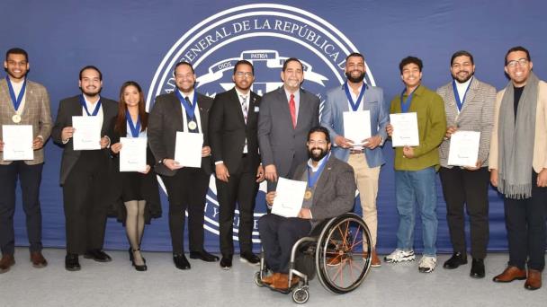 Reconocen a 14 jóvenes dominicanos en Nueva York