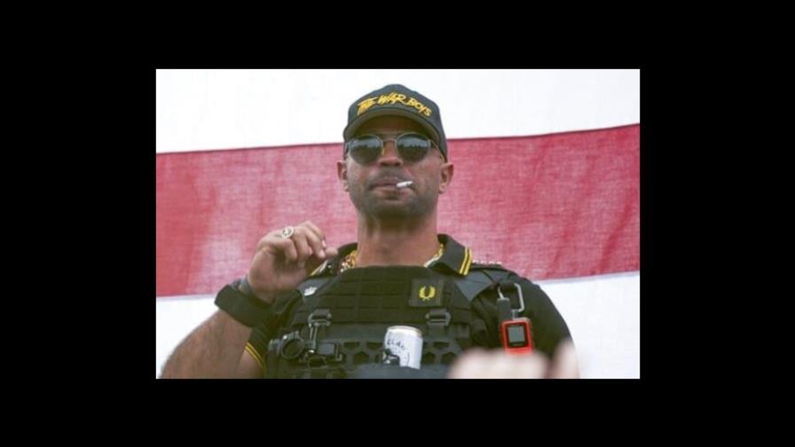 Inicia juicio a líder del grupo extremista Proud Boys por asalto al Capitolio de EEUU