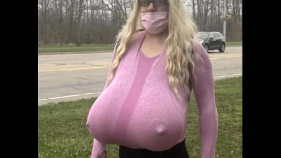 Ordenan código de vestimenta en escuela de Canadá tras maestra ir a dar clases con senos falsos