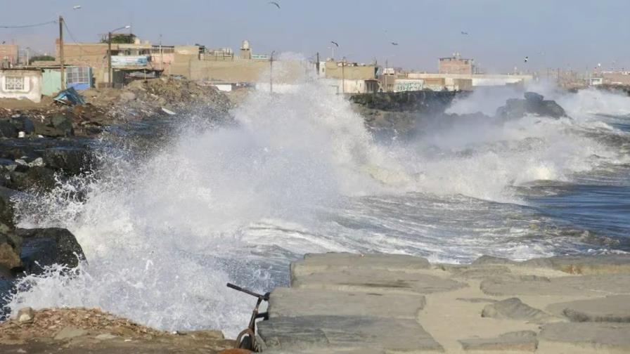 Fuertes oleajes en Perú deja un muerto, cuatro damnificados y balneario destruido