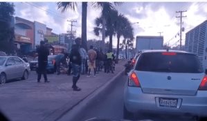 En plena vía pública, personas descuartizan animal y se llevan su carne en Santo Domingo Norte