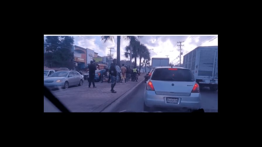 En plena vía pública, personas descuartizan animal y se llevan su carne en Santo Domingo Norte