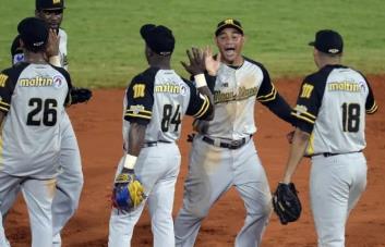 Con ofensiva de 16 imparables, Tiburones ganan en Venezuela