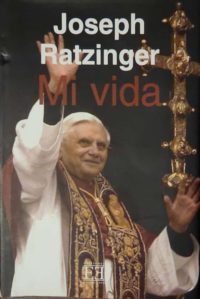 Joseph Ratzinger, Ediciones Encuentro, 2005, 159 págs. El autor cuenta su historia, desde 1927 hasta 1977.  Orígenes, infancia, su vida en el Tercer Reich, sus estudios, su oficio militar, su sacerdocio.
