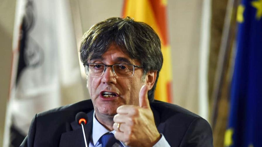 Justicia española retira el principal cargo contra Carles Puigdemont