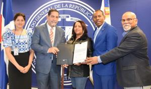 Entregan decenas de títulos de propiedad a dominicanos en EEUU