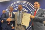 Consulado de RD en NY reconoce al dominicano que enfrentó el asalto al Capitolio