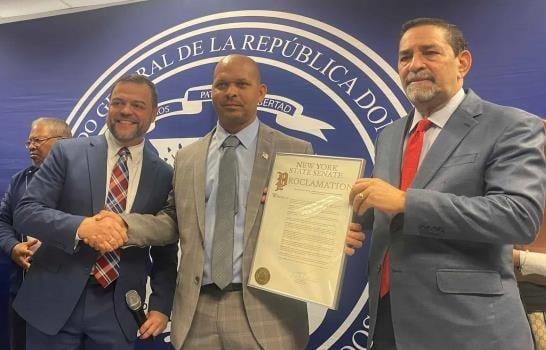 Consulado de RD en NY reconoce al dominicano que enfrentó el asalto al Capitolio