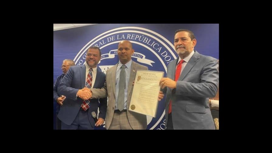 Consulado de RD en NY reconoce al dominicano que enfrentó el asalto al Capitolio