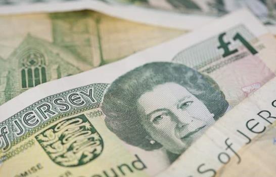 Qué sucederá con los billetes de Isabel II ahora que se imprimen los del rey Carlos III