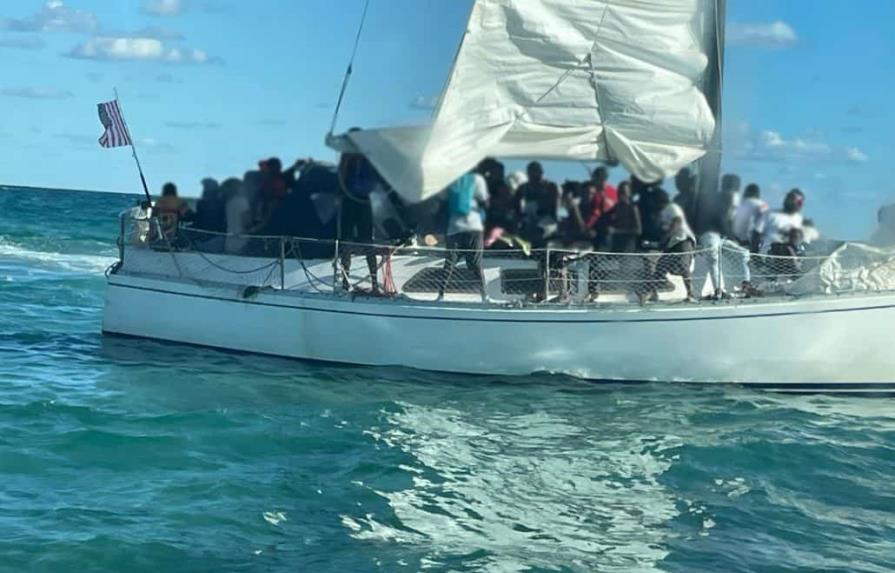 Detienen una embarcación cargada de migrantes haitianos en la bahía de Miami
