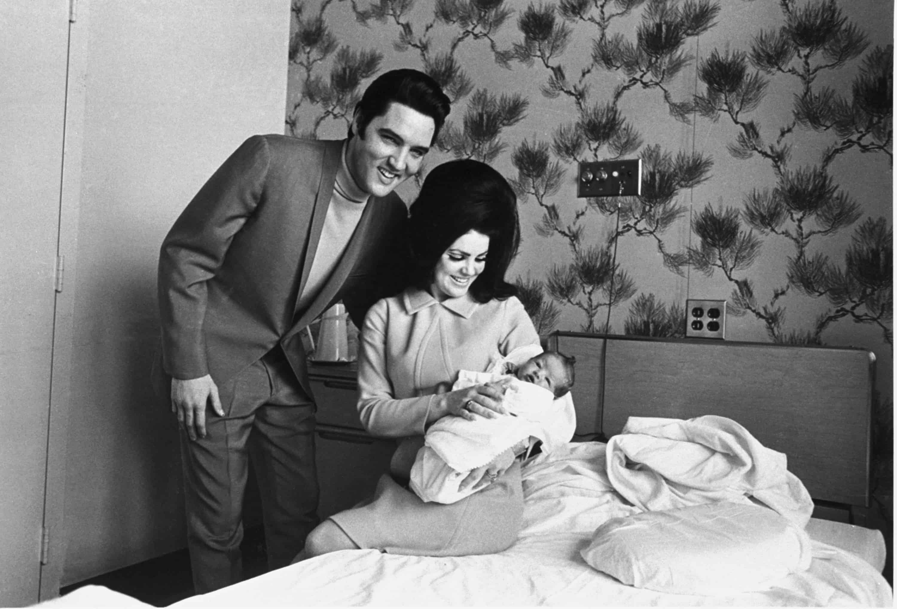 Lisa Marie Presley posa para su primera fotografía en el regazo de su madre, Priscilla, el 5 de febrero de 1968, con su padre Elvis Presley. Presley, cantautora, la única descendiente de Elvis y dedicada guardiana del legado de su padre.