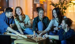 Comer de antemano y tomar agua mientras bebes alcohol, ¿disminuye sus efectos en nuestro cuerpo? ¿Verdad o mito?