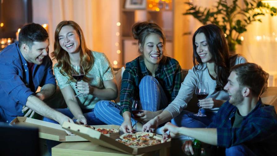 Comer de antemano y tomar agua mientras bebes alcohol, ¿disminuye sus efectos en nuestro cuerpo? ¿Verdad o mito? Comer de antemano y tomar agua mientras bebes alcohol, ¿disminuye sus efectos en nuestro cuerpo? ¿Verdad o mito?