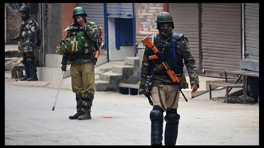 La India arma a civiles en la Cachemira ante aumento de la insurgencia La India arma a civiles en la Cachemira ante aumento de la insurgencia
