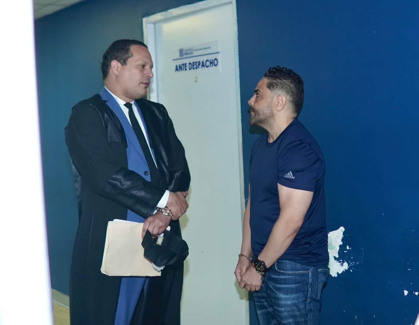  Víctor Hugo Gómez junto a su abogado Emmanuel Pimentel, luego de la audiecencia en la Fiscalía de Santo Domingo Este.