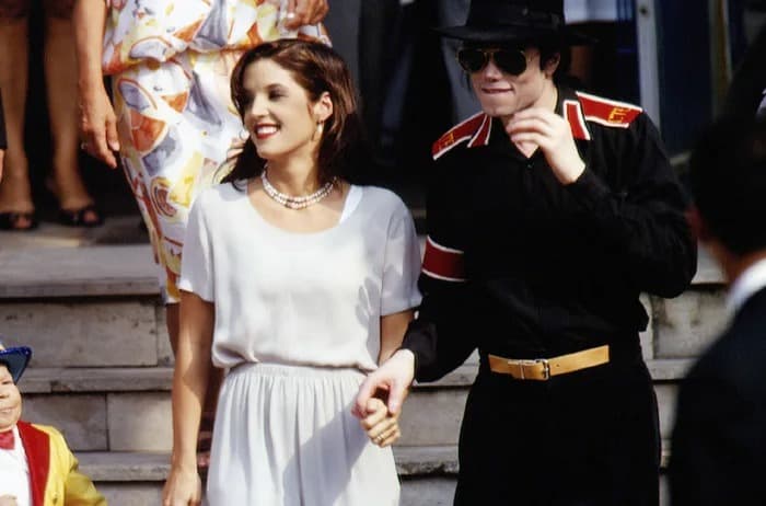 Se unió a Michael Jackson en la República Dominicana, una sorprendente relación que acaparó una gran atención mediática. 