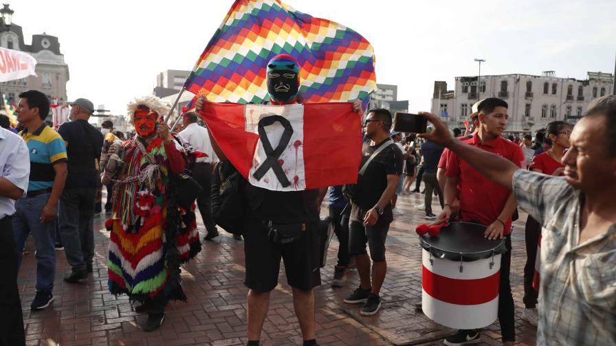 Crece presión política en Perú con marchas extendidas a Lima