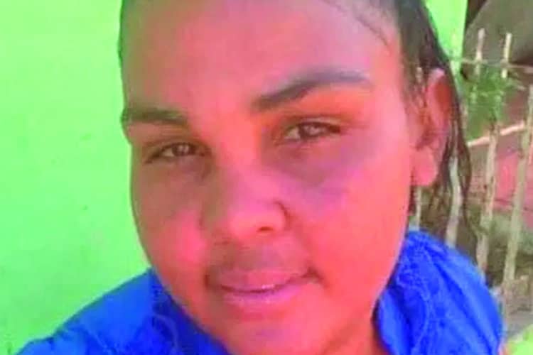 Tenía 37 años. La mató su expareja, quien le ofreció una cena en la que habría vertido veneno. En varias ocasiones anteriores, el feminicida la había amenazado de muerte. En un audio revelado después del hecho, el feminicida dice a su víctima que le aceptaría “todo lo que ella quisiera”, incluida otra pareja, a condición de que le diera “amor y cariño”.  La víctima había viajado a Montecristi desde Santiago, donde pensaba radicarse. Murió antes de recibir asistencia médica. Ocurrió <strong>el 8 de noviembre</strong> en la comunidad El Copey, del municipio de Manzanillo, Montecristi.