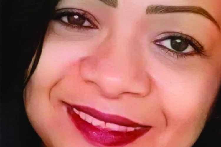 Tenía 52 años. La mató su pareja por un medio que se determinaría mediante autopsia. El cuerpo de la mujer apareció desnudo en un callejón de la carretera Mella. Pese a la extraña circunstancia, las autoridades actuantes determinaron que había muerto de un infarto fulminante, y bajo ese presupuesto, fue enterrada. Empero, los cuerpos de investigación y la fiscalía continuaron las investigaciones hasta reunir evidencias, entre ellas un video donde se ve al feminicida arrastrar el cuerpo, para acusarlo formalmente y ordenaron la exhumación del cadáver para practicarle la autopsia. Ocurrió <strong>el 14 de diciembre</strong> en el municipio de Higüey.