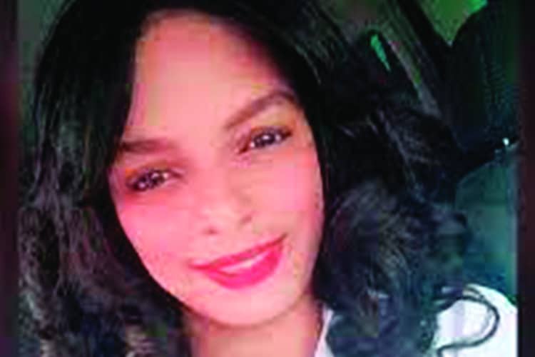 Tenía 31 años. Era empleada de la Dirección General de Migración. En marzo, se recibió de licenciada en Psicología por la Universidad Abierta para Adultos (UAPA) y en abril cursó el diplomado Periodismo Poscovid impartido por la Universidad Autónoma de Santo Domingo (UASD). La mató a puñaladas su expareja, quien simuló un intento de suicidio. Quedan en la orfandad dos niños y una niña. Ocurrió el <strong>8 de agosto</strong> en Guerra, en el municipio Santo Domingo Este.