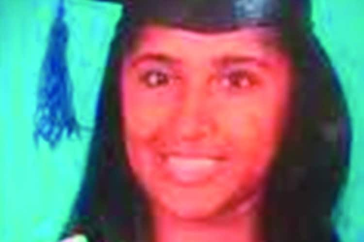 Tenía 29 años. En enero de este 2023 se hubiera graduado de licenciada en Educación por la Universidad Autónoma de Santo Domingo (UASD). La mató a puñaladas su expareja, contra la que había obtenido una orden de alejamiento. El feminicidio ocurrió delante de dos hijas y el hermano menor de la víctima. En tres ocasiones anteriores, el feminicida intentó matarla incendiando la casa donde ella residía y golpéandola en la cabeza con un palo. Cuando este último incidente, en diciembre de 2021, el Ministerio Público pidió prisión preventiva, que desestimó el juez Cirilo Salomón Sánchez, quien impuso al hombre fianza, presentación periódica e impedimento de salida.  Ocurrió el <strong>11 de agosto</strong> en Villa Liberación, La Otra Banda, en Santiago. 