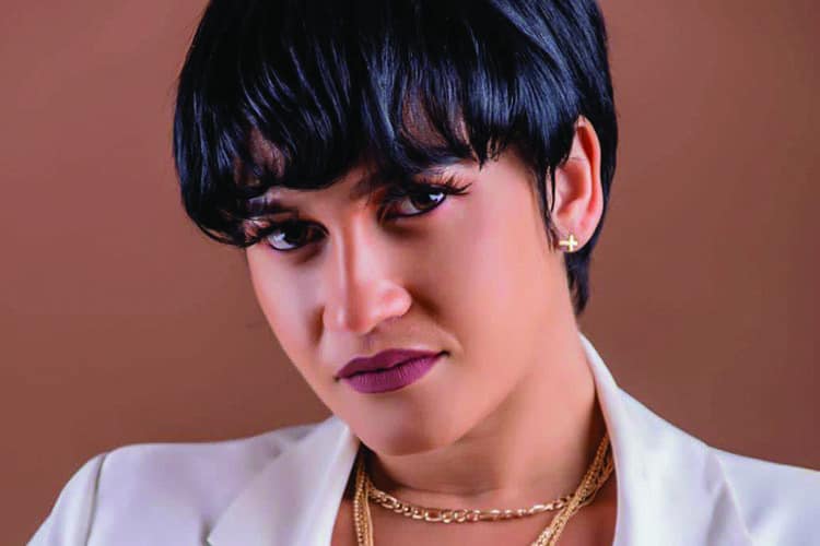 Tenía 31 años. Trabajaba como maquillista. La mató su pareja de un disparo en la cabeza. El feminicida, con quien había procreado dos niños, se suicidó. Numerosas personas utilizaron las redes sociales para ponderar las cualidades humanas y profesionales de la joven mujer.  Ocurrió <strong>el 12 de diciembre</strong> en Guayacanes, San Pedro de Macorís.