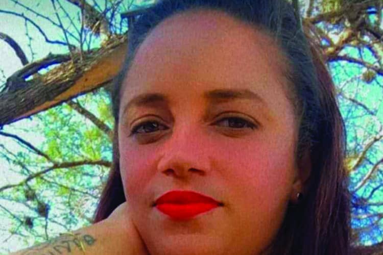 Tenía 32 años. Trabajaba en una banca de lotería. Estudió en la Universidad Autónoma de Santo Domingo. La mató a balazos en su lugar de trabajo su pareja, de quien quería separarse. El feminicida, que se suicidó, tenía otra relación. Cuatro hijos de ella quedan huérfanos. El 14 de octubre había cambiado su foto de perfil en la red social Facebook, incluyendo la frase “Sea lo que Dios quiera. Yo estoy dando lo mejor de mi”. Ocurrió el <strong>1 de diciembre</strong> en el distrito municipal La Canela, en Santiago.