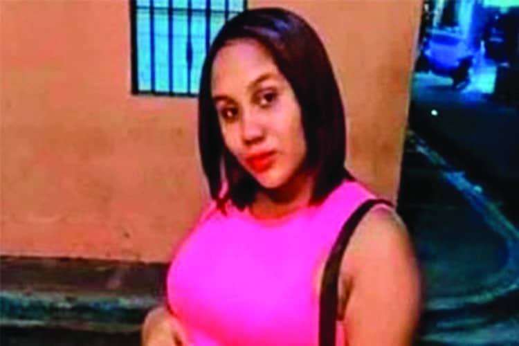 Tenía 17 años. Tenía ocho meses de embarazo. La mató su pareja de un disparo en la espalda; su criatura la sobrevivió apenas unas horas. De acuerdo con los vecinos, tras una discusión, la joven salió corriendo de la casa que compartía con el feminicida, y fue en ese momento cuando este le disparó. La llevó al hospital pero al enterarse del deceso, huyó. Las últimas palabras de la adolescente fueron “Cuídenme a mi niña”. Ocurrió    <strong>el 12 de noviembre</strong> en el sector Gualey, Distrito Nacional.